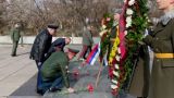 Армянские и российские военные и дипломаты возложили цветы к Вечному огню в Ереване