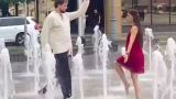 «Танго по-русски»: в условиях жары москвичи танцуют в фонтанах