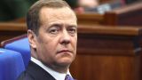 Медведев: При невозможности доставки Зеленского в суд, он должен быть уничтожен