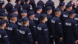 Подвыпившие и довольные — в полицейской академии Польши оскандалились выпускники