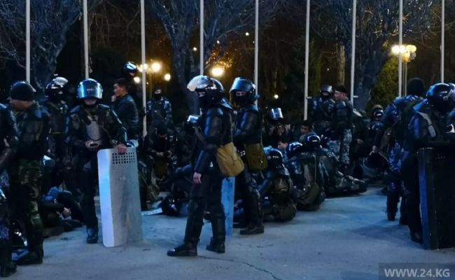 В Киргизии готовят очередную революцию перед парламентскими выборами — эксперт