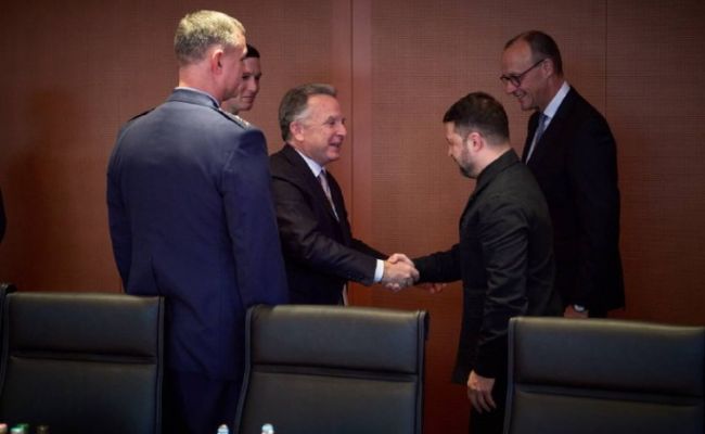 Переговоры Уиткоффа и Зеленского в Берлине продолжатся в понедельник Переговоры Уиткоффа и Зеленского в Берлине продолжатся в понедельник