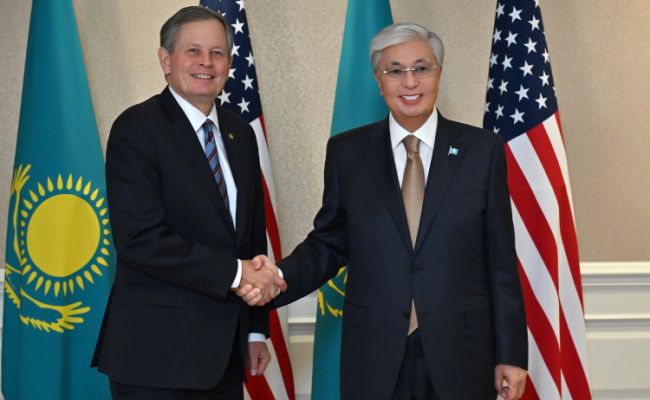 Токаев наградил американского сенатора казахстанским орденом «Дружба» Токаев наградил американского сенатора казахстанским орденом «Дружба»