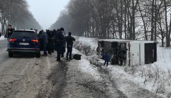 Унесенные ветром: в Харьковской области из-за ветра перевернулся автобус Унесенные ветром: в Харьковской области из-за ветра перевернулся автобус