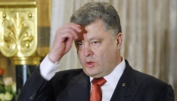 Потерял сознание: Порошенко пытался посодействовать парню на школьной линейке Потерял сознание: Порошенко пытался посодействовать парню на школьной линейке