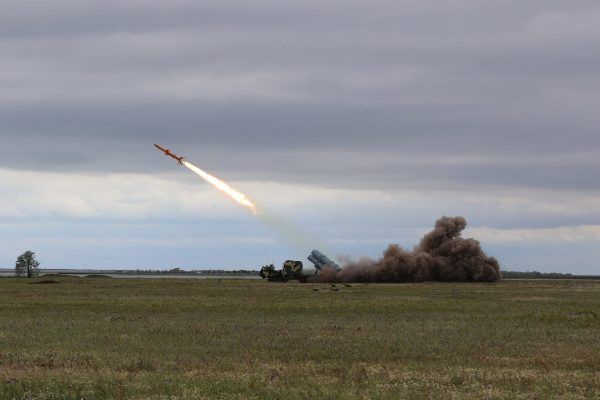 Тестирования «Нептуна»: стартовавшие одновременно противокорабельные ракеты поразили различные цели в Черном море Тестирования «Нептуна»: стартовавшие одновременно противокорабельные ракеты поразили различные цели в Черном море