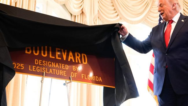Культ личности: Трамп поучаствовал в церемонии переименования бульвара в его честь