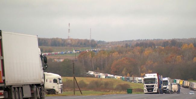 МИД Белоруссии: Литовские фуры не выпустят из страны, пока Вильнюс не откроет границу
