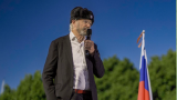 За свободу: отец Джулиана Ассанжа вышел на митинг в Сиднее в русской шапке-ушанке