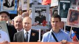 Путин присоединился к шествию «Бессмертный полк» на Красной площади