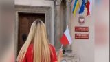 Кандидат в мэры Кракова выбросила на помойку флаги Украины и ЕС