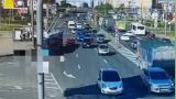 Грузовик в Санкт-Петербурге снес со встречной полосы более десятка легковушек — видео