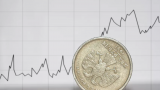 Эксперт: Текущий курс рубля может усилить экономический спад и создать проблемы