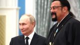 Путин вручил Стивену Сигалу государственную награду