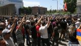 Последний день несостоявшейся «армянской весны»: депутаты пробиваются к министрам