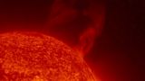 Солнце выбросило новый крупный протуберанец