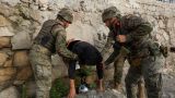 В Сеуте группа мигрантов едва не растерзала испанских военных