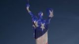Киев осветил советский памятник «Родина-мать» в цвета флага США — видео