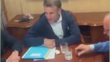 Макрон при виде репортеров спешно спрятал в карман некий белый пакетик — видео