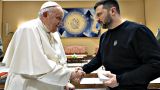 «Он засосал стакан и — в Ватикан»: Зе подарил Франциску кусок бронежилета