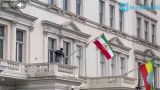 С фасада иранского посольства в Лондоне сбросили флаг, заменив на дореволюционный