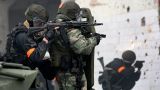 В Дагестане силовики штурмуют дом с боевиками, ранен полицейский