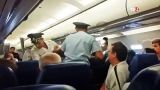 Авиапассажир, летевший из Тель-Авива, пытался разбить головой иллюминатор