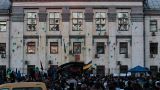 Окна в стальных жалюзи: Посольство РФ в Киеве готовится к выборам