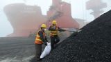 Китай вручную опускает цены на уголь и втрое нарастил поставки из России