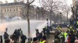 Беспорядки в Париже: «желтых жилетов» разгоняют газом и резиновыми пулями
