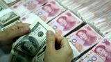 На Мосбирже доллар впервые отступил перед юанем по объёму торгов