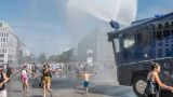 Полиция Берлина начала поливать перегревшихся людей из водометов