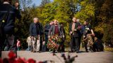 9 мая в Литве: красное знамя, цветы у солдатских могил, улыбки наследников Победы
