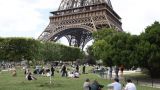 A 32-year—old Ukrainian woman was raped on the lawn of the Champ de Mars near the Eiffel Tower - LP