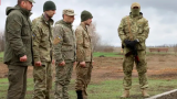 Украинские военные собрали тела сослуживцев в ЛНР — видео