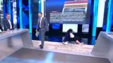 Телеведущая Екатерина Стриженова упала в прямом эфире, повредив руку