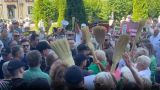 «Речан, выметайся в Кишинев!»: премьера Молдавии в Оргееве встретили метлами