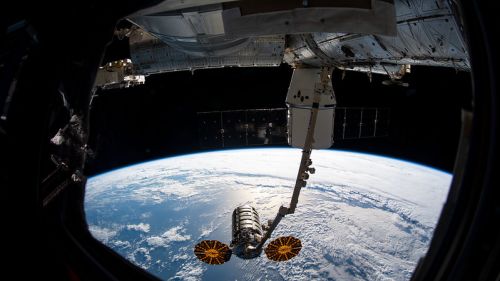 Со второй попытки: американский космический корабль изменил орбиту МКС