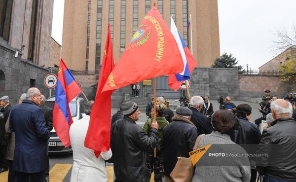 Армянские патриоты провели акцию у посольства России: Наша дружба старше США
