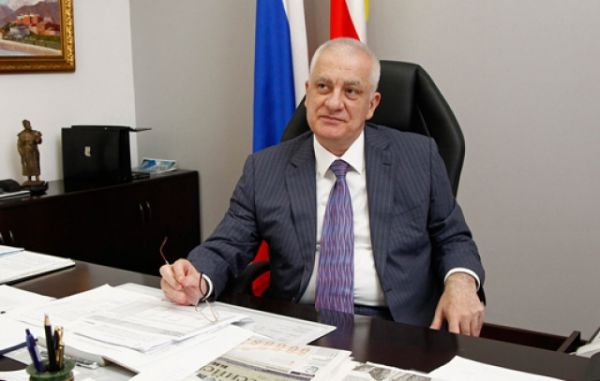 Глава Алании попал в больницу с пневмонией