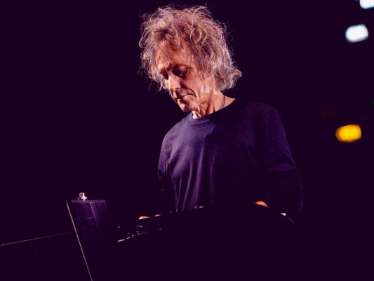 В Британии начали расследование «необъяснимой» смерти гитариста The Cure