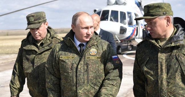 Путин с Шойгу и Герасимовым наблюдают за учениями «Восток-2022»